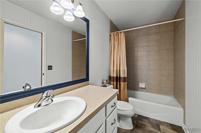 6521 White Oak, Hamburg, NY 14085