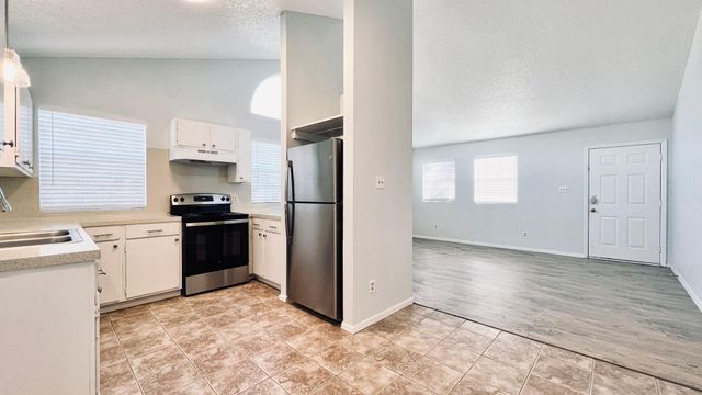 8813 Pineridge DR B, Austin, TX 78729
