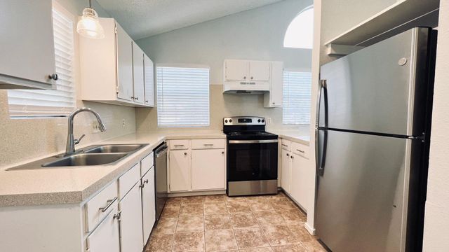 8813 Pineridge DR B, Austin, TX 78729