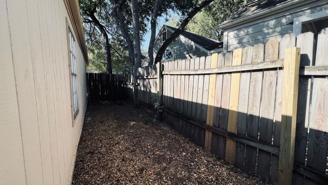 8813 Pineridge DR B, Austin, TX 78729