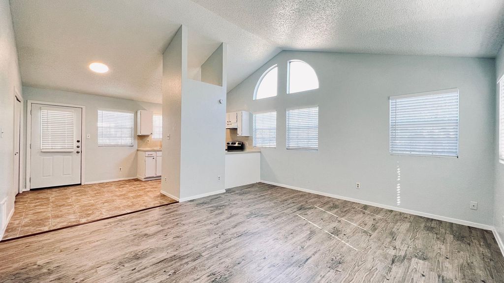 8813 Pineridge DR B, Austin, TX 78729