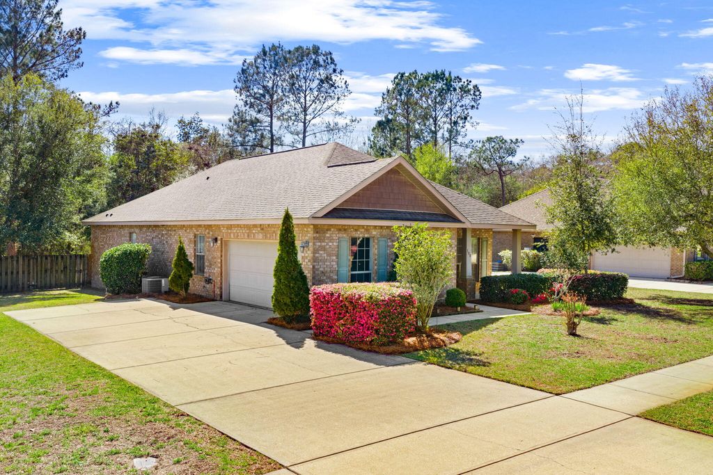 100 Camellia Court, Freeport, FL 32439