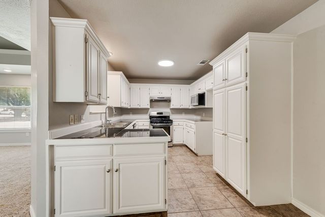 301 South Circle, Grandview, TX 76050