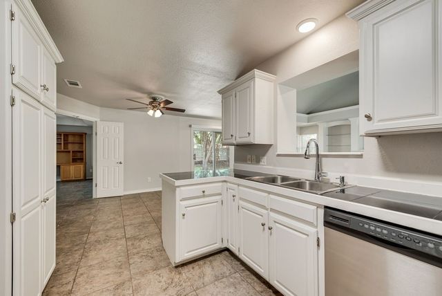 301 South Circle, Grandview, TX 76050