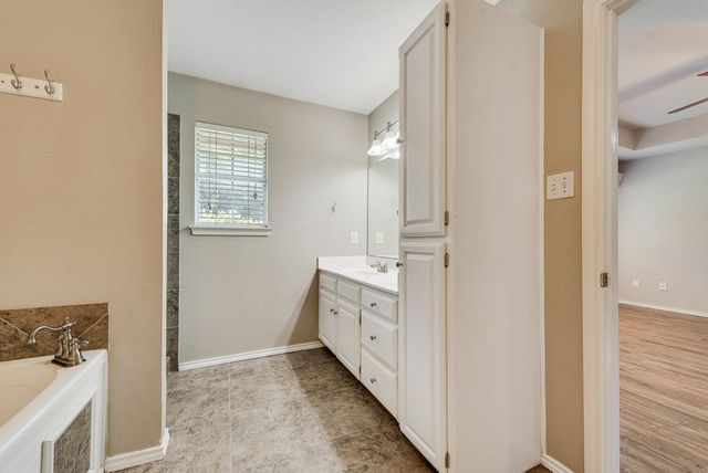 301 South Circle, Grandview, TX 76050