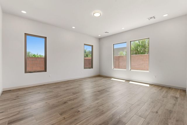 2312 Los Amigos Lane NW, Albuquerque, NM 87104