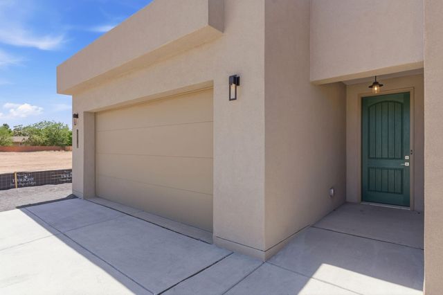 2312 Los Amigos Lane NW, Albuquerque, NM 87104