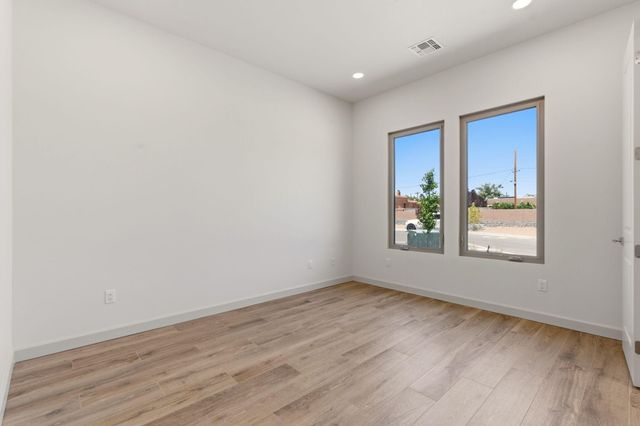 2312 Los Amigos Lane NW, Albuquerque, NM 87104