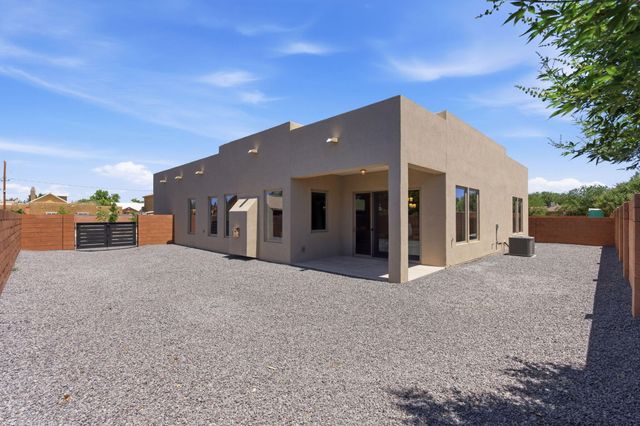2312 Los Amigos Lane NW, Albuquerque, NM 87104