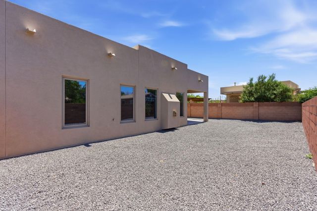 2312 Los Amigos Lane NW, Albuquerque, NM 87104