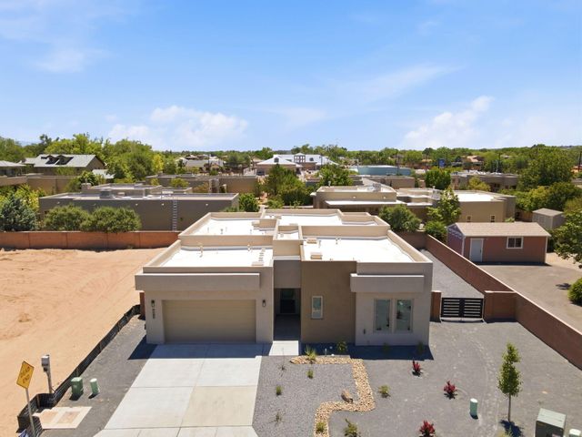 2312 Los Amigos Lane NW, Albuquerque, NM 87104