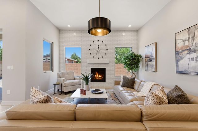 2312 Los Amigos Lane NW, Albuquerque, NM 87104