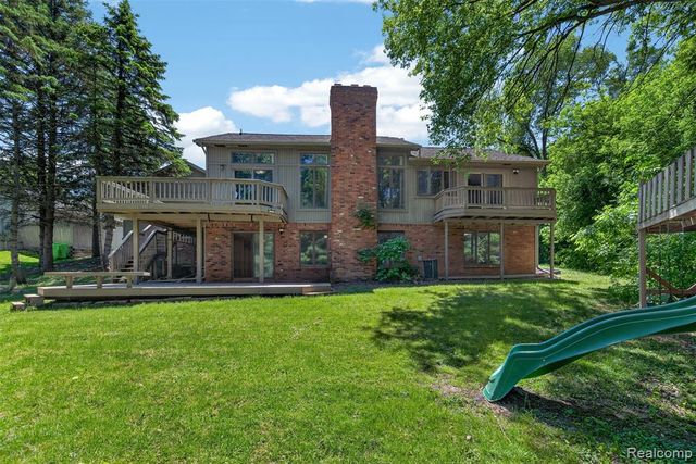 8694 Brazos Court, White Lake, MI 48386