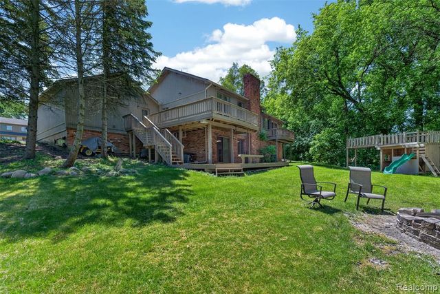 8694 Brazos Court, White Lake, MI 48386