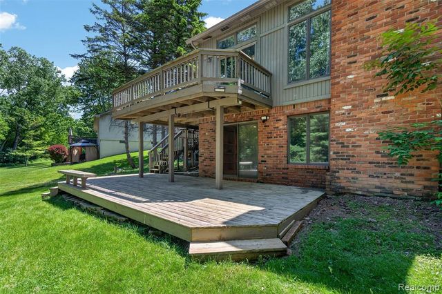 8694 Brazos Court, White Lake, MI 48386