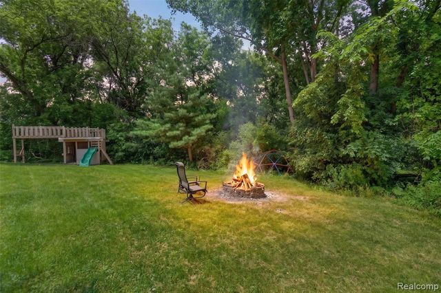 8694 Brazos Court, White Lake, MI 48386