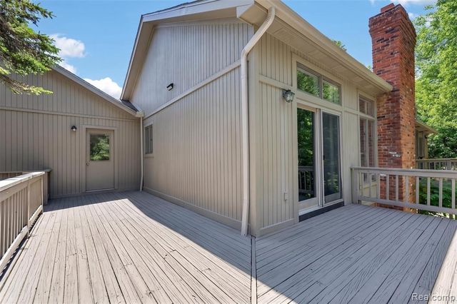 8694 Brazos Court, White Lake, MI 48386