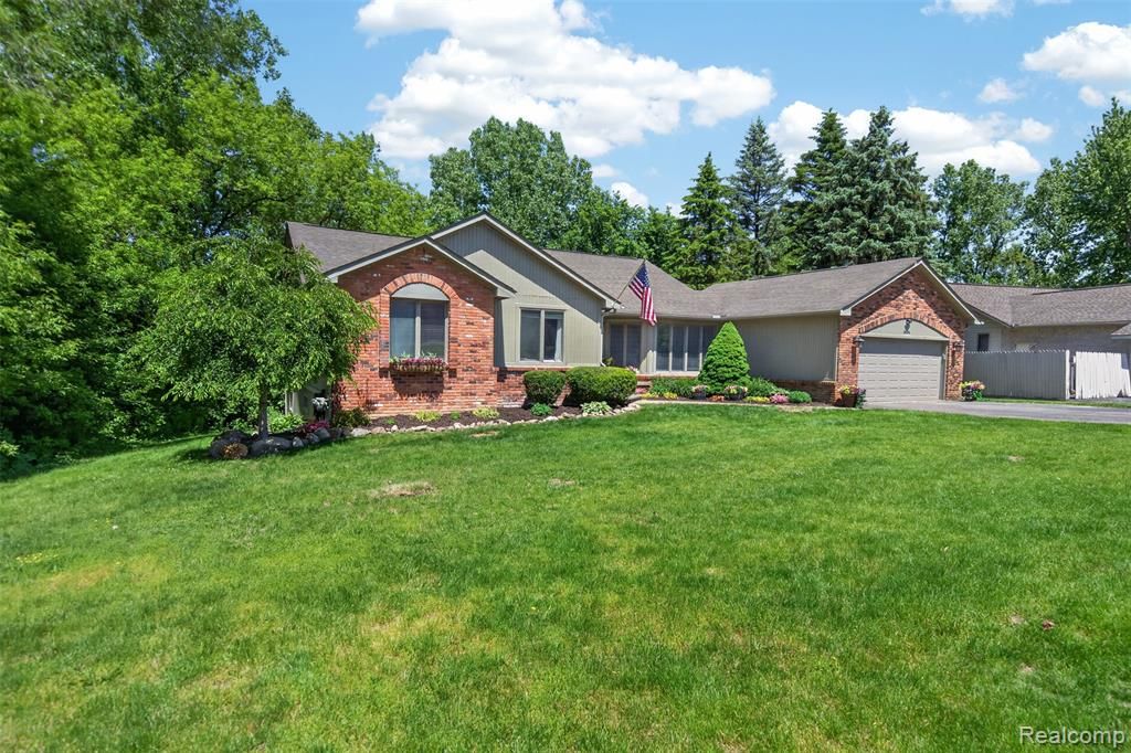 8694 Brazos Court, White Lake, MI 48386