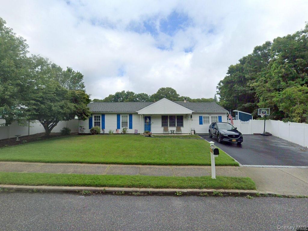 549 Blue Point Road, Farmingville, NY 11738