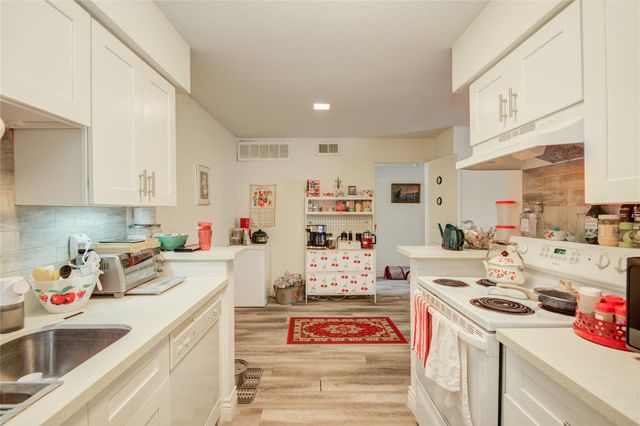 845 Augusta Drive 6, Houston, TX 77057