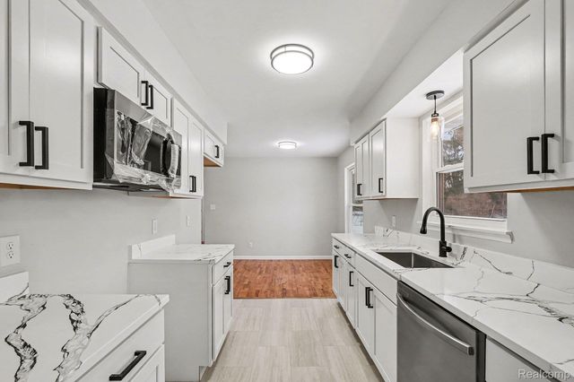 5396 Oaktree Drive, Flint Charter Township, MI 48532