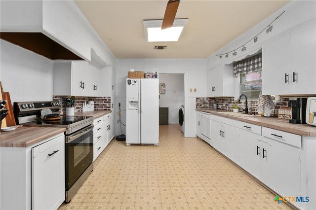 908 S Laurel Avenue, Luling, TX 78648