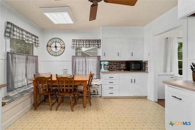 908 S Laurel Avenue, Luling, TX 78648