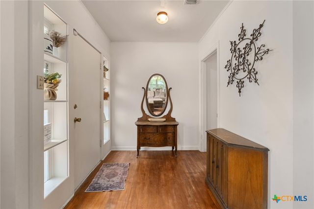 908 S Laurel Avenue, Luling, TX 78648