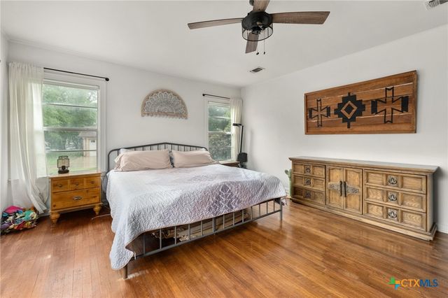 908 S Laurel Avenue, Luling, TX 78648