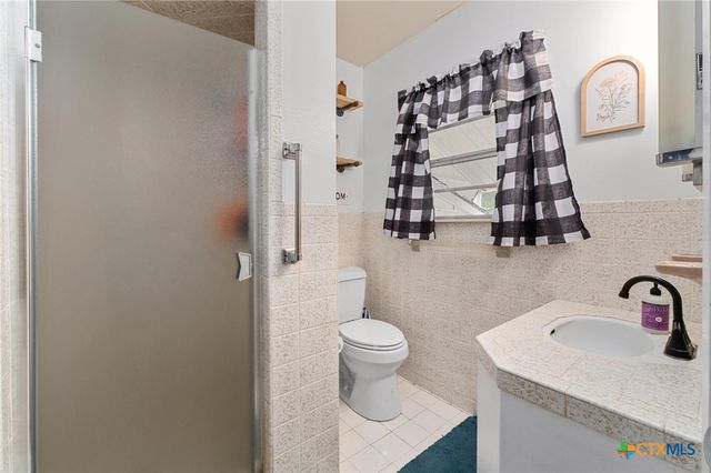 908 S Laurel Avenue, Luling, TX 78648