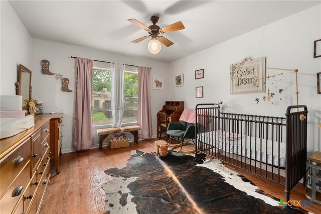 908 S Laurel Avenue, Luling, TX 78648