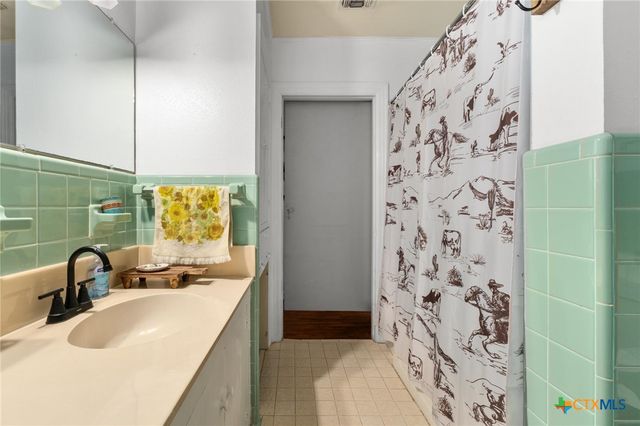 908 S Laurel Avenue, Luling, TX 78648