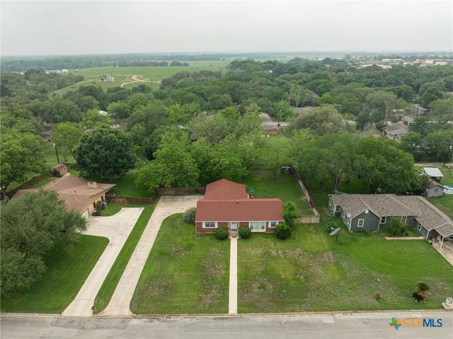 908 S Laurel Avenue, Luling, TX 78648