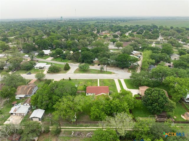 908 S Laurel Avenue, Luling, TX 78648