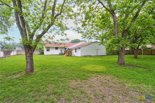 908 S Laurel Avenue, Luling, TX 78648