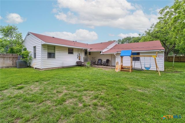 908 S Laurel Avenue, Luling, TX 78648