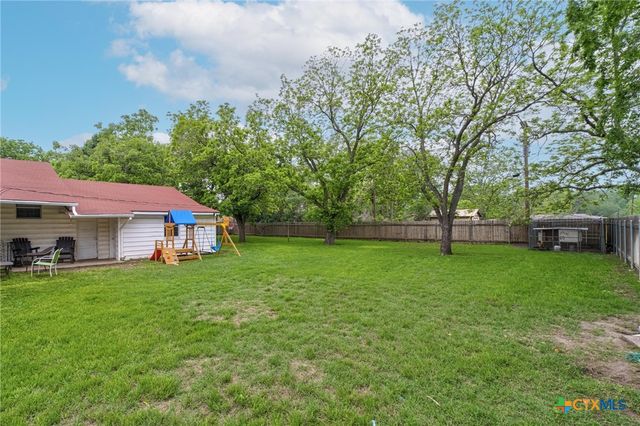 908 S Laurel Avenue, Luling, TX 78648
