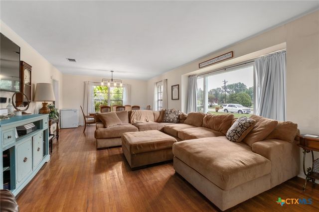 908 S Laurel Avenue, Luling, TX 78648