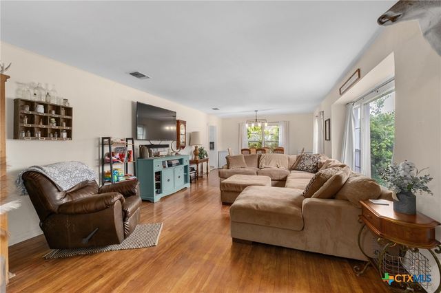 908 S Laurel Avenue, Luling, TX 78648