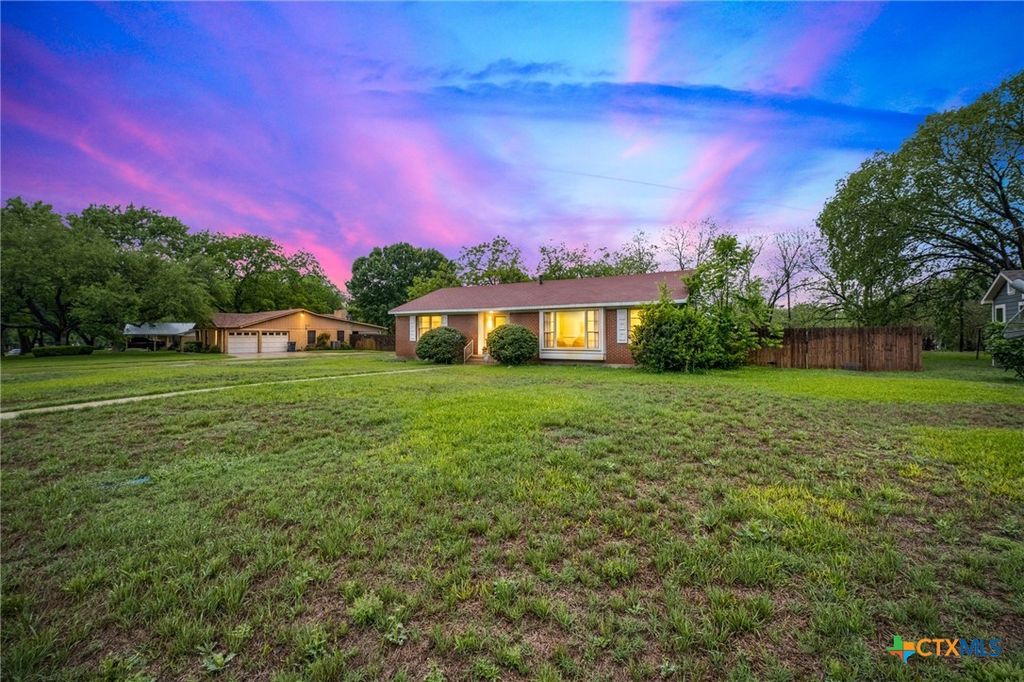 Image 1 of property listing at 908 S Laurel Avenue, Luling, TX 78648