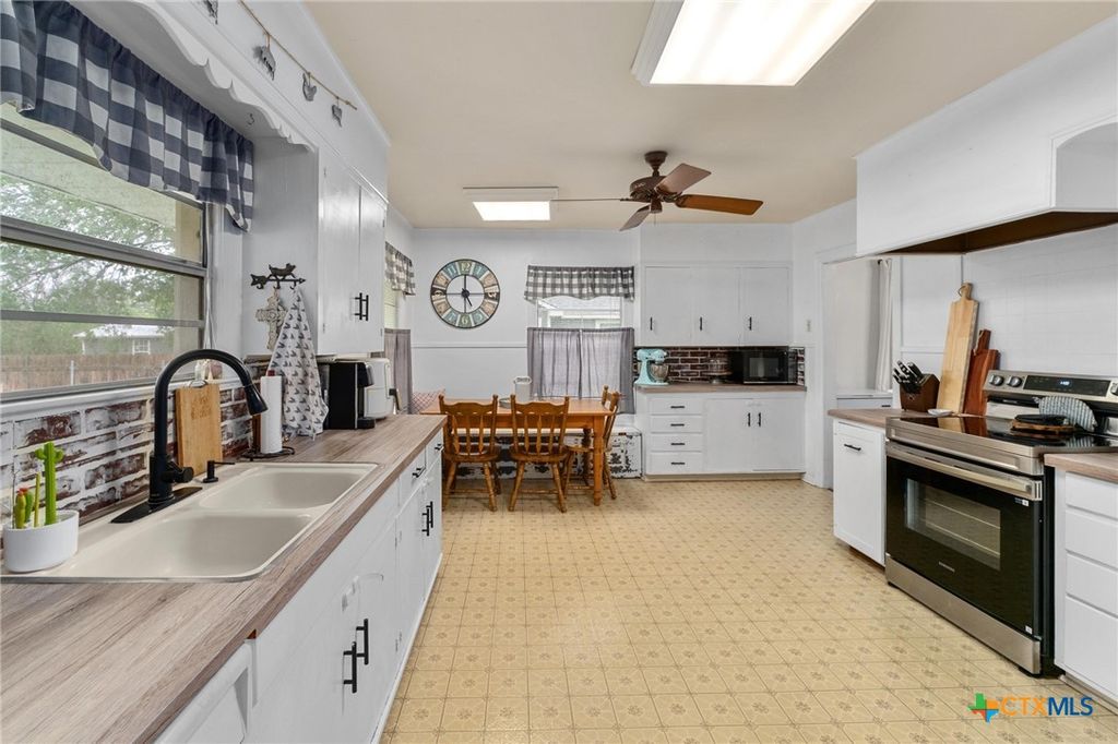 Image 11 of property listing at 908 S Laurel Avenue, Luling, TX 78648