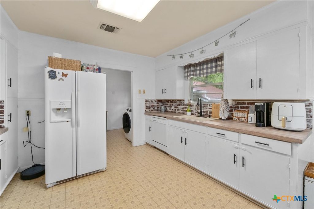 Image 12 of property listing at 908 S Laurel Avenue, Luling, TX 78648
