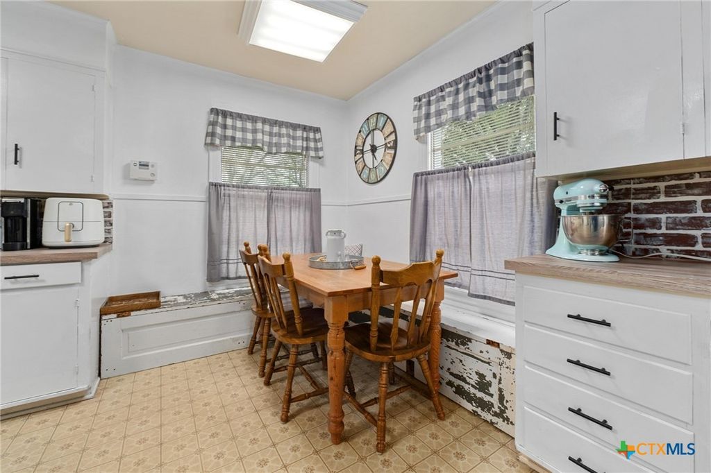 Image 14 of property listing at 908 S Laurel Avenue, Luling, TX 78648