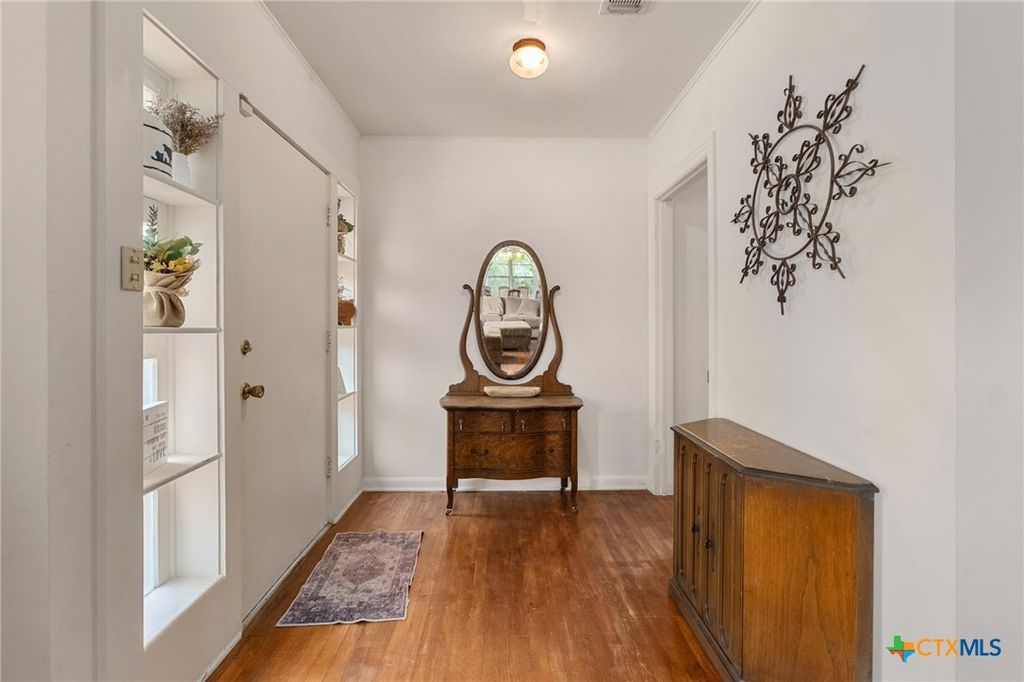 Image 15 of property listing at 908 S Laurel Avenue, Luling, TX 78648