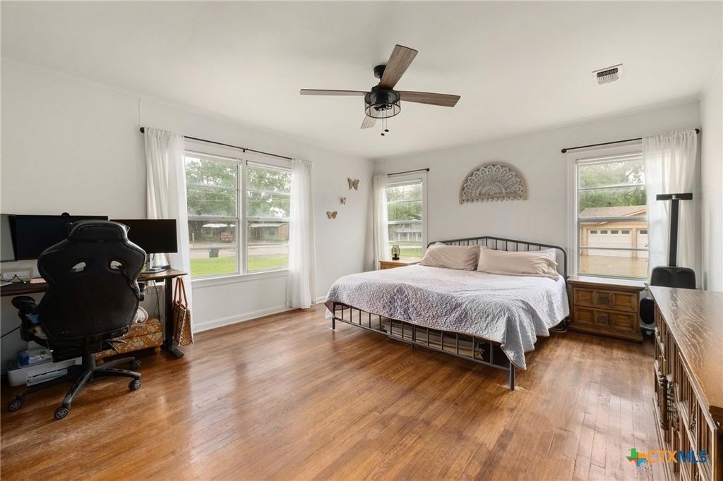 Image 16 of property listing at 908 S Laurel Avenue, Luling, TX 78648