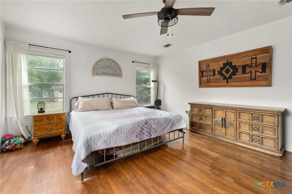 Image 17 of property listing at 908 S Laurel Avenue, Luling, TX 78648
