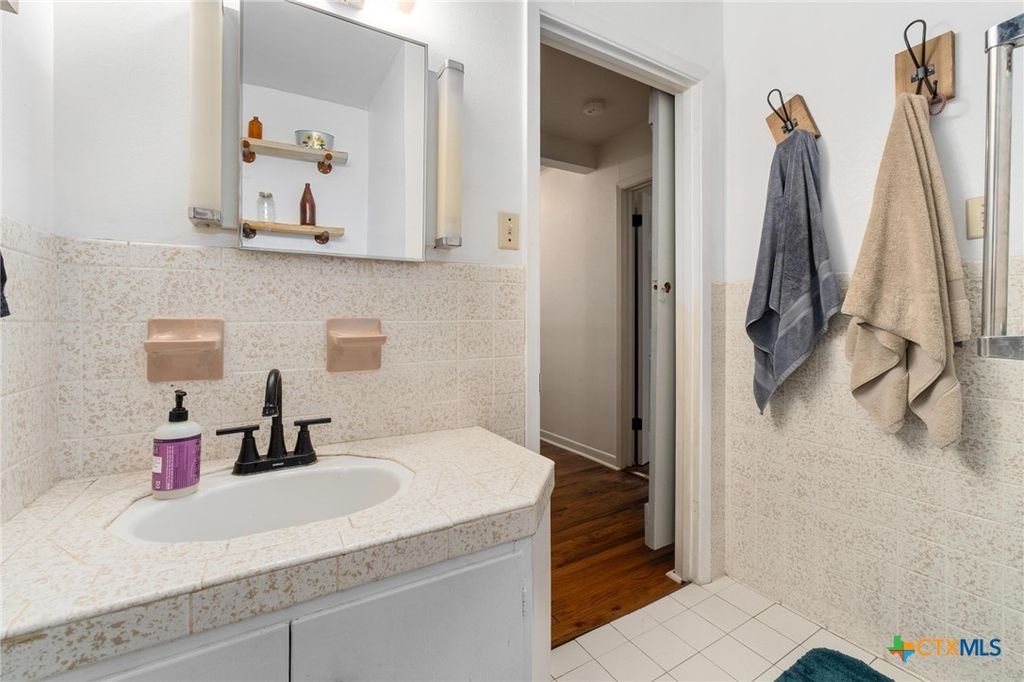 Image 18 of property listing at 908 S Laurel Avenue, Luling, TX 78648