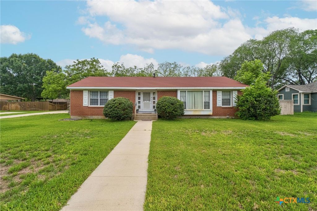 Image 2 of property listing at 908 S Laurel Avenue, Luling, TX 78648