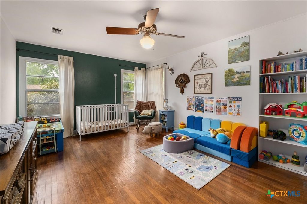 Image 20 of property listing at 908 S Laurel Avenue, Luling, TX 78648