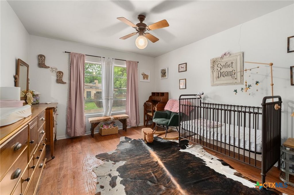 Image 21 of property listing at 908 S Laurel Avenue, Luling, TX 78648